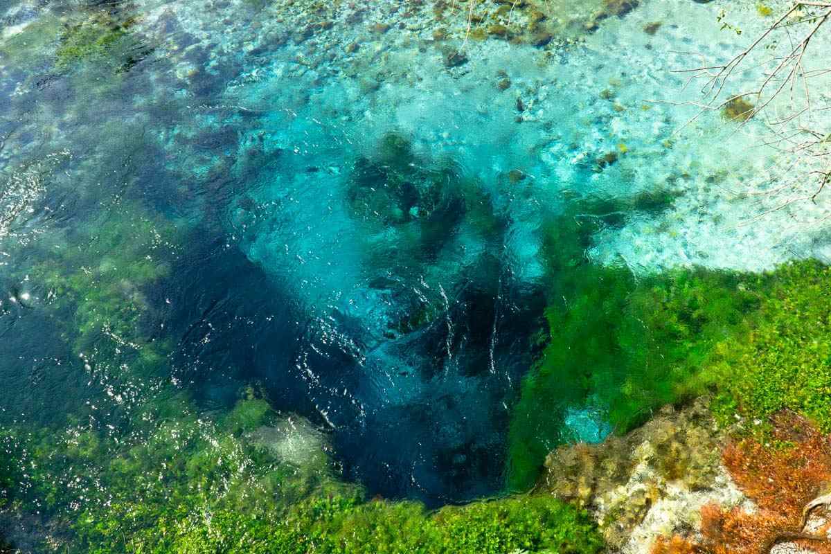 Blick in Wasser in verschiedenen Blautönen.