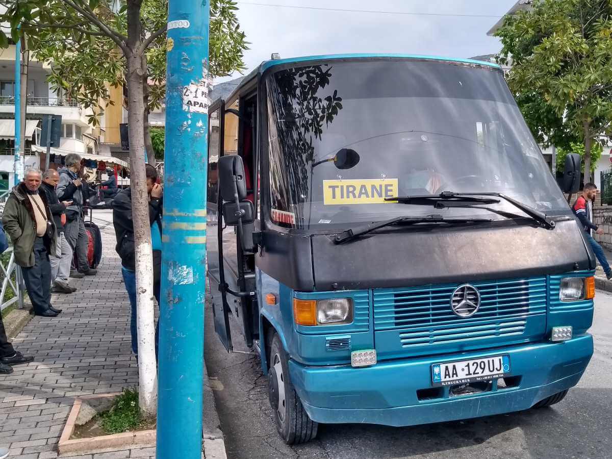 Blauer Bus mit Schild 