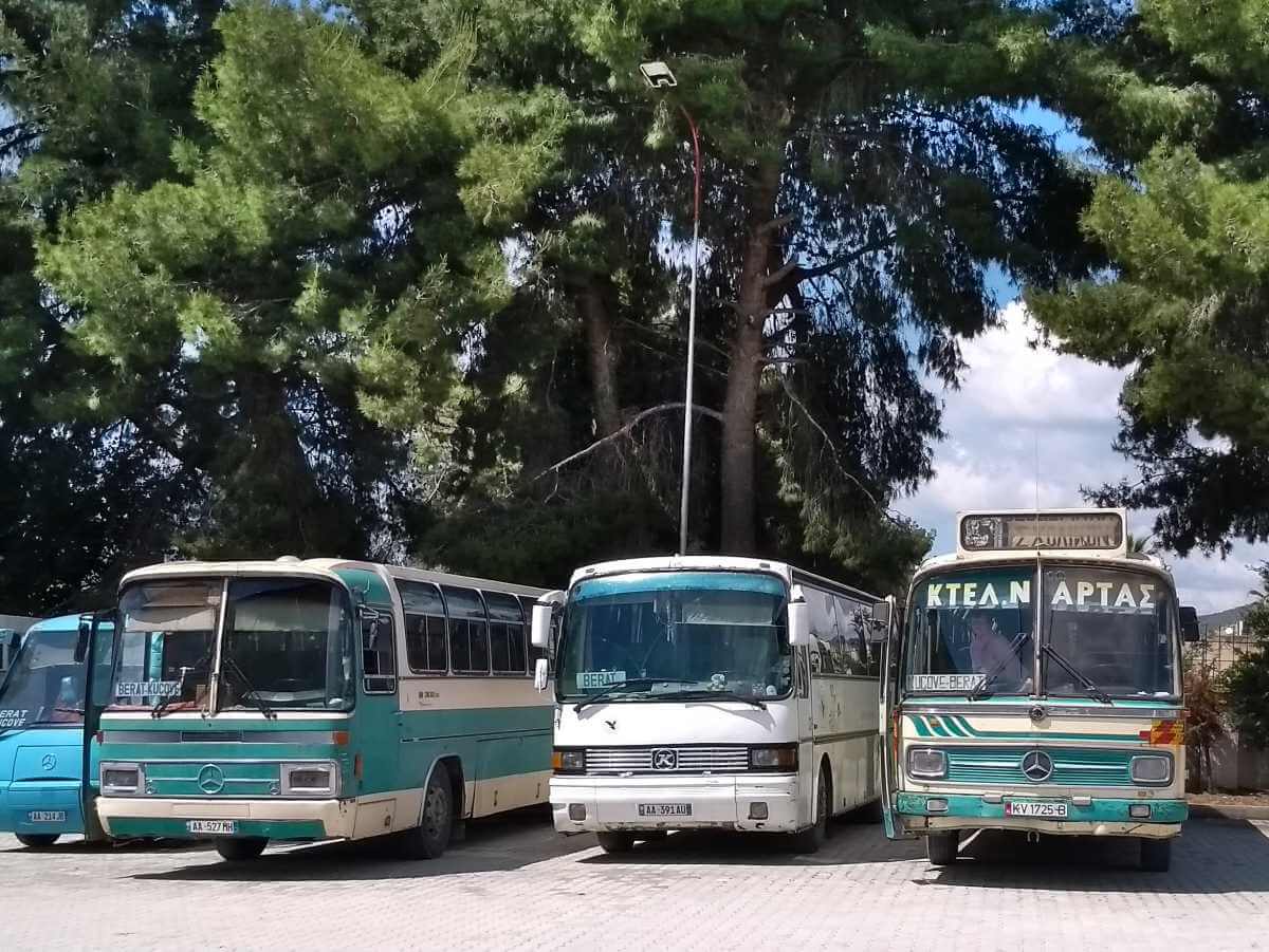 drei klapprige alte Busse.