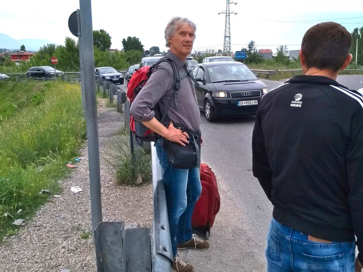 Marcus steht an der Leitplanke der Schnellstraße.