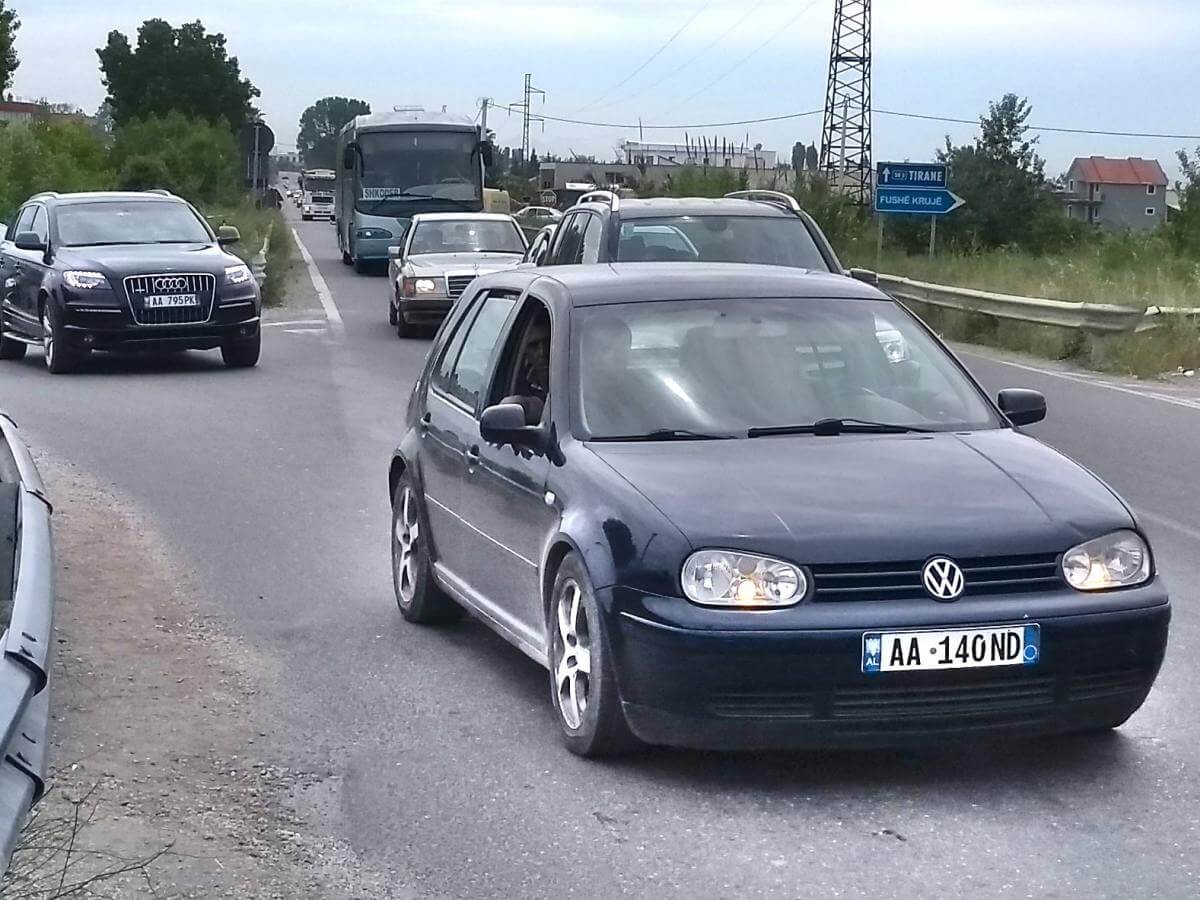 Autos im Stau, im Hintergrund nähert sich der Bus.