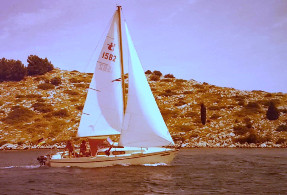 Segelschiff segelt auf dem Meer.