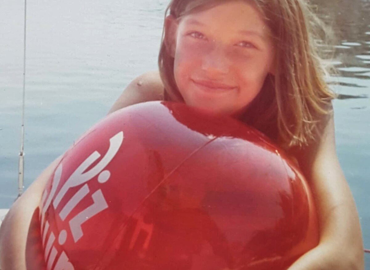 Gina mit großem roten Wasserball.