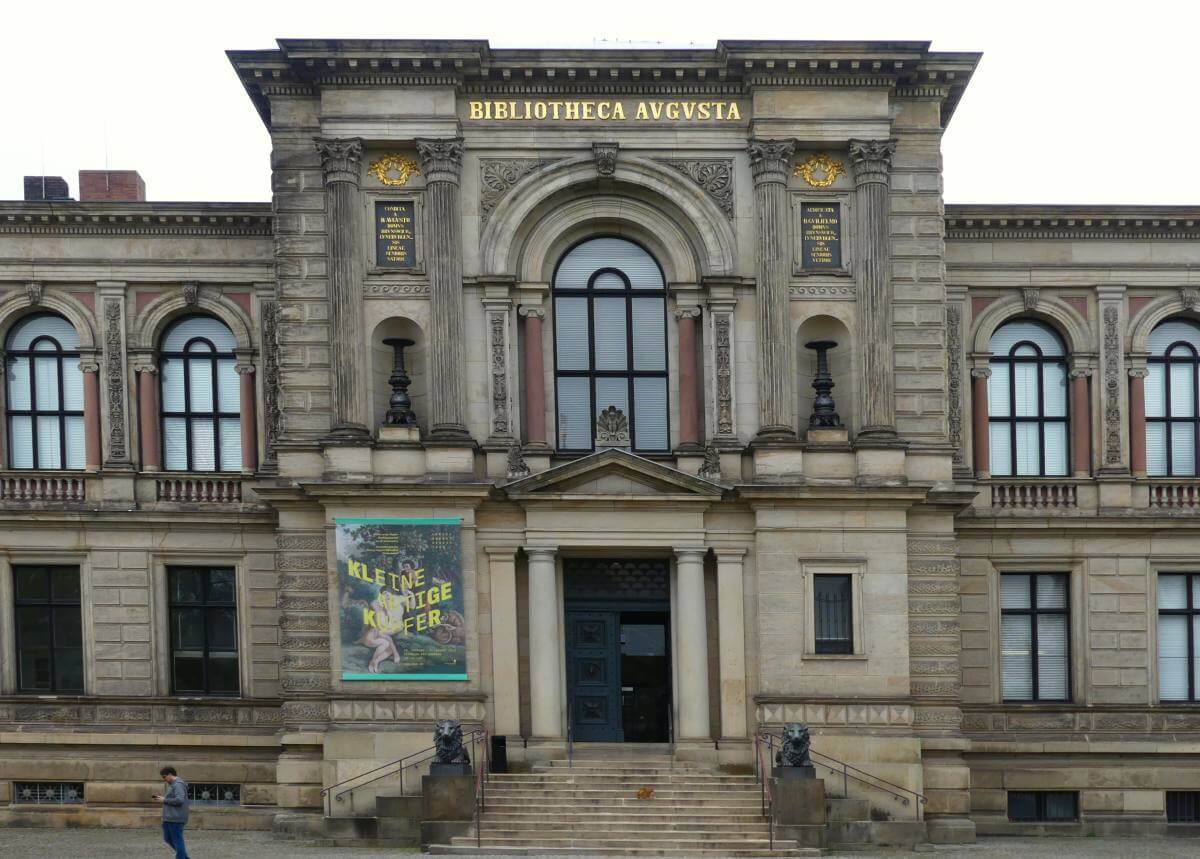 Neoklassizistische Front der Bibliothek in Wolfenbüttel.