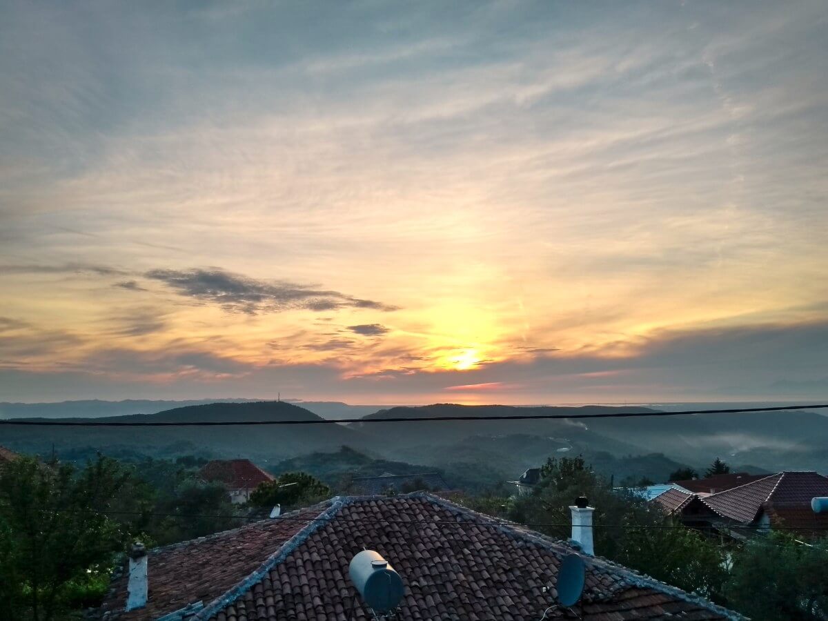 Sonnenuntergang mit dramatischen Wolken.