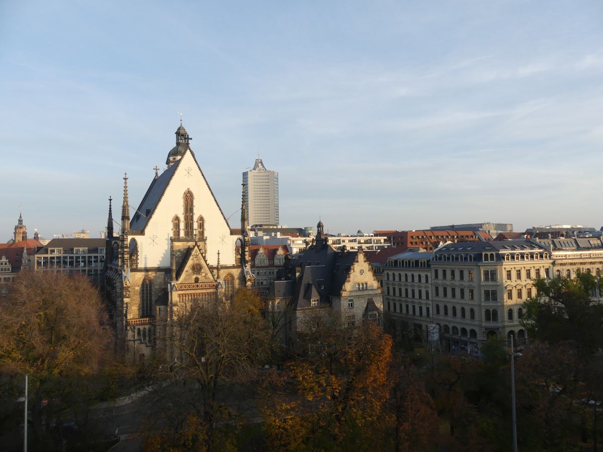 Blick von der Dachterrasse auf die Thomaskirche.