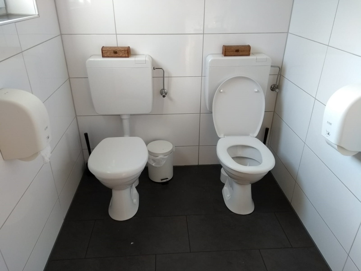 2 Toiletten in einer Kabine.