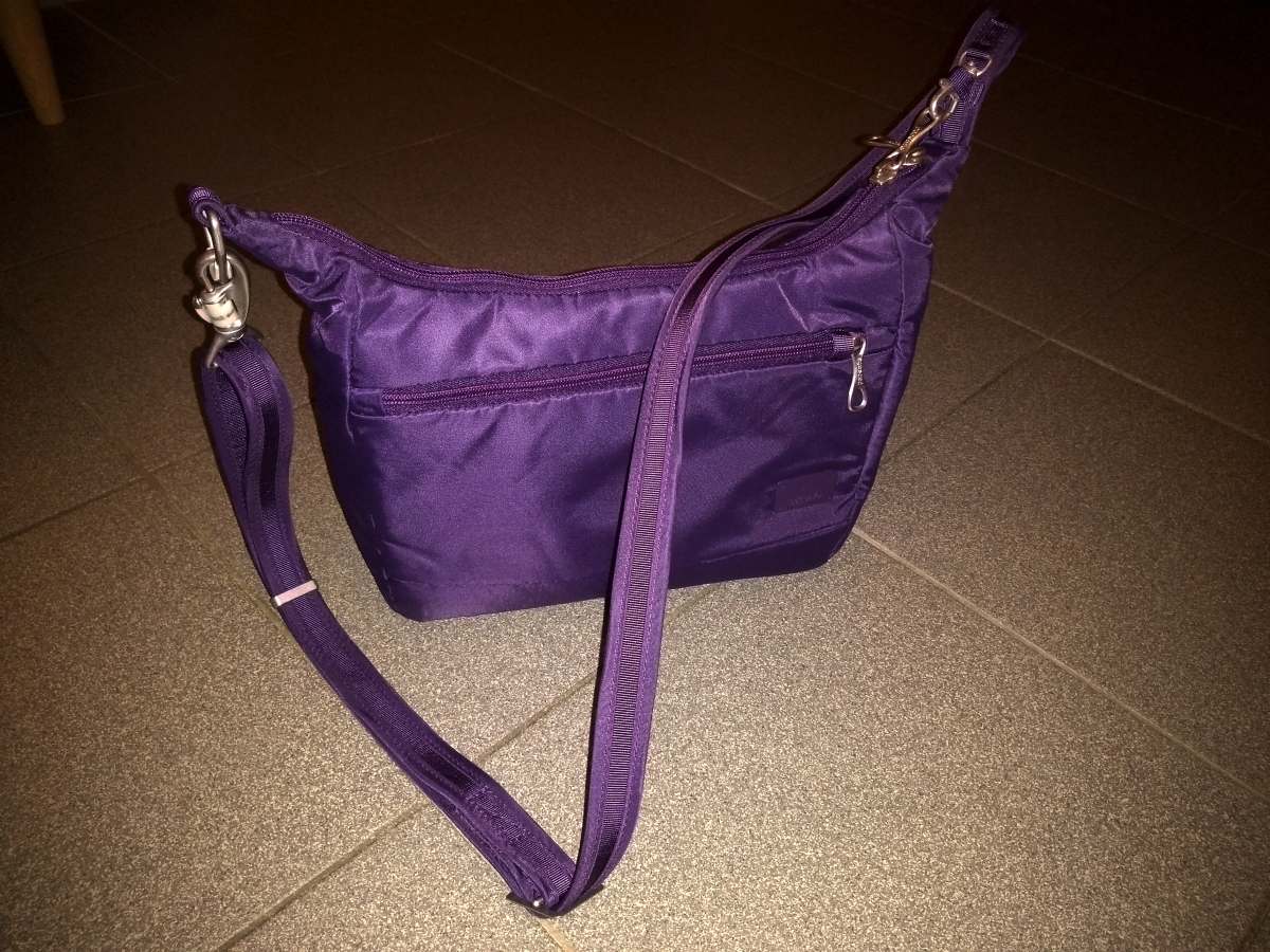 lilafarbene Handtasche.