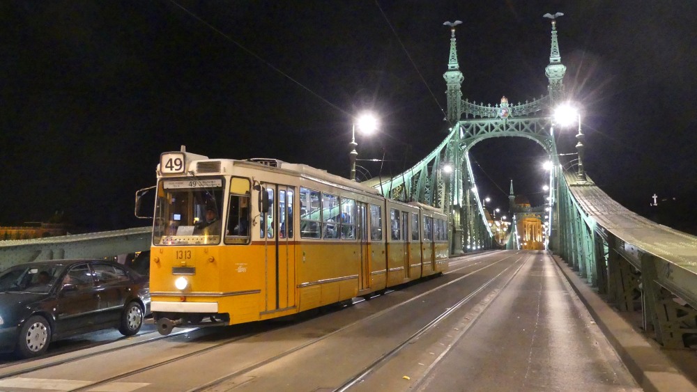 Straßenbahn auf der Freiheitsbrücke in Budapest.