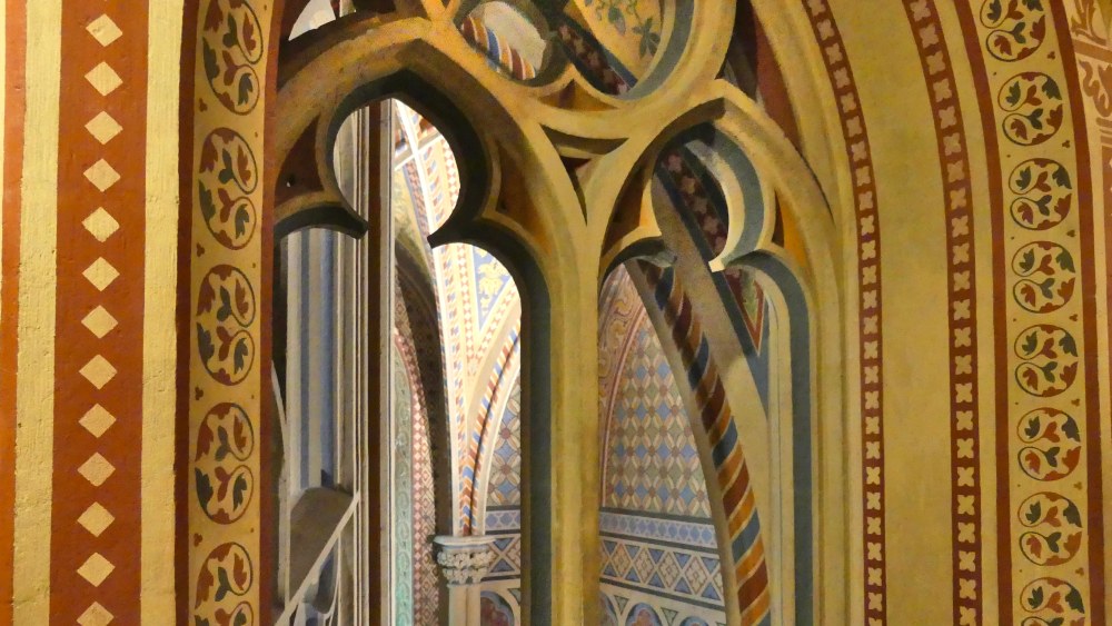 Bunte gotische Bögen in der Matthiaskirche.