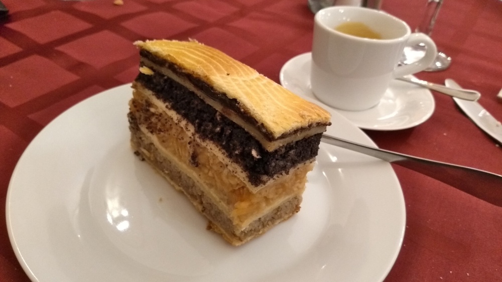 Ein rechteckiges Kuchenstück auf dem Teller.