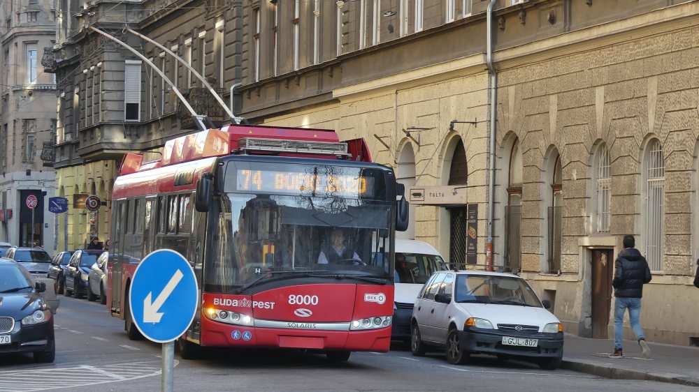 Roter Bus in Budapest.