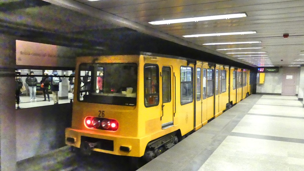 Gelbe U-Bahn im Tunnel.