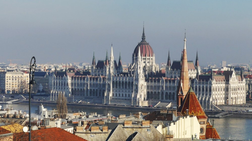 Das Parlament am Ufer der Donau.