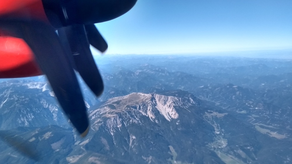 Mit Propellerflugzeug über die Alpen.