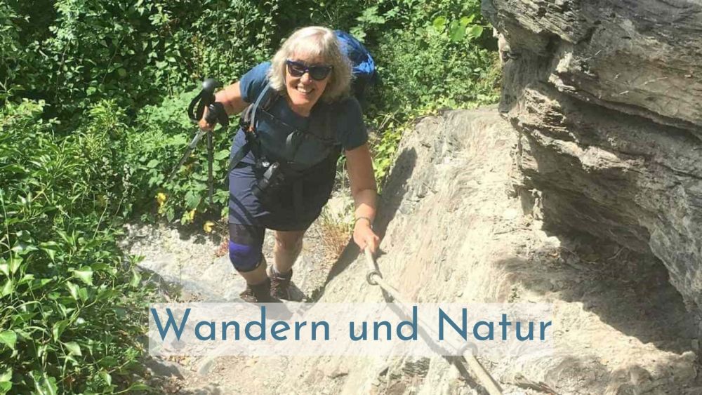 Gina wandert auf steilem Pfad.