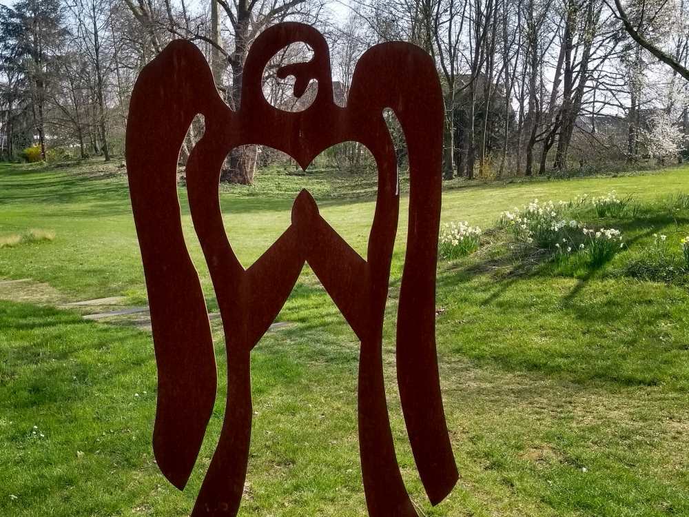 Metallskulptur eines Engels im Klosterpark.