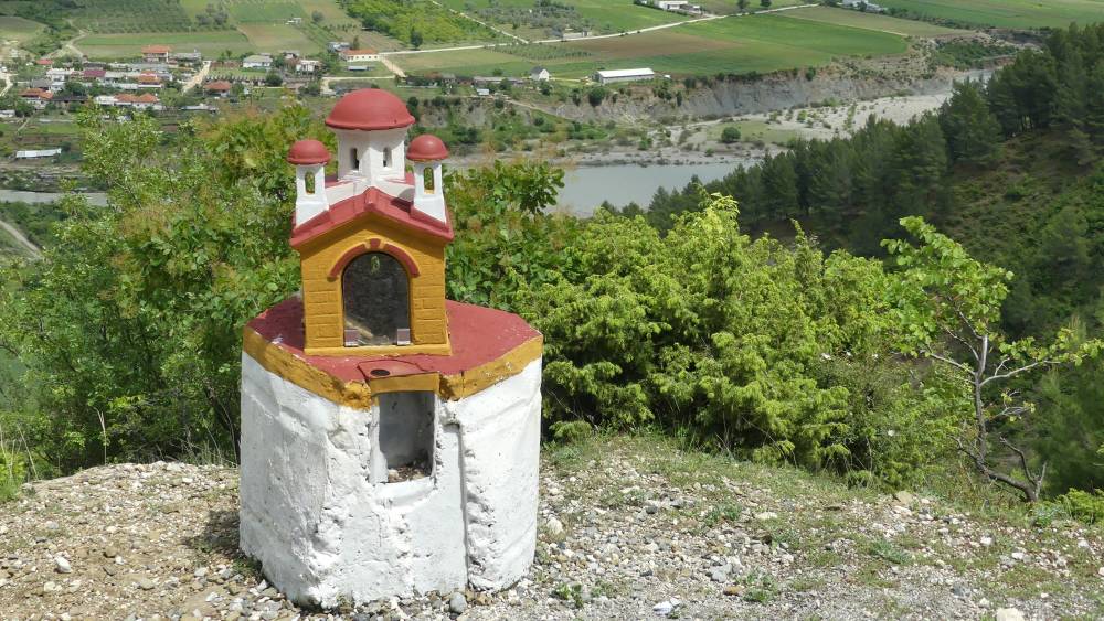 Miniaturkapelle am WEgrand mit Aussicht über das Tal.