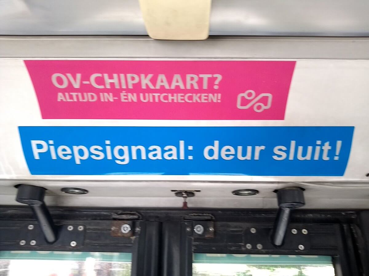 Holländische Hinweis-Schilder im Bus.