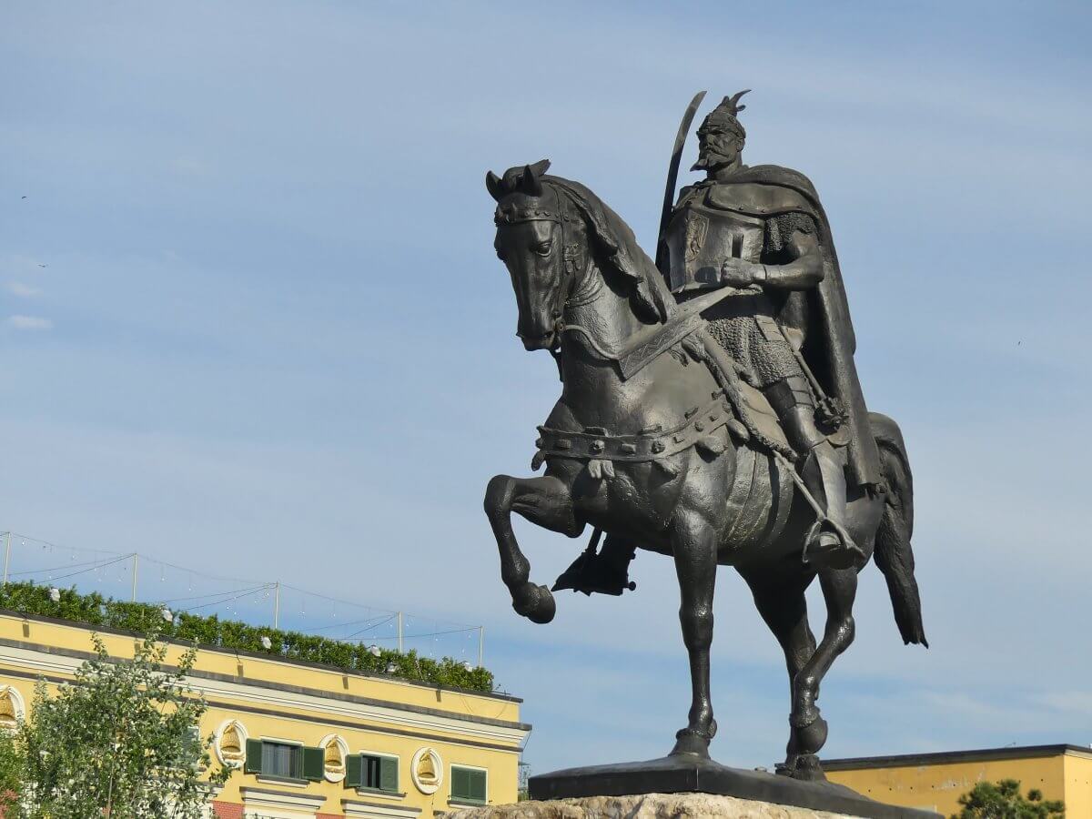 Reiterstatue von Skanderbeg, eine wichtige Sehenswürdigkeit in Tirana.