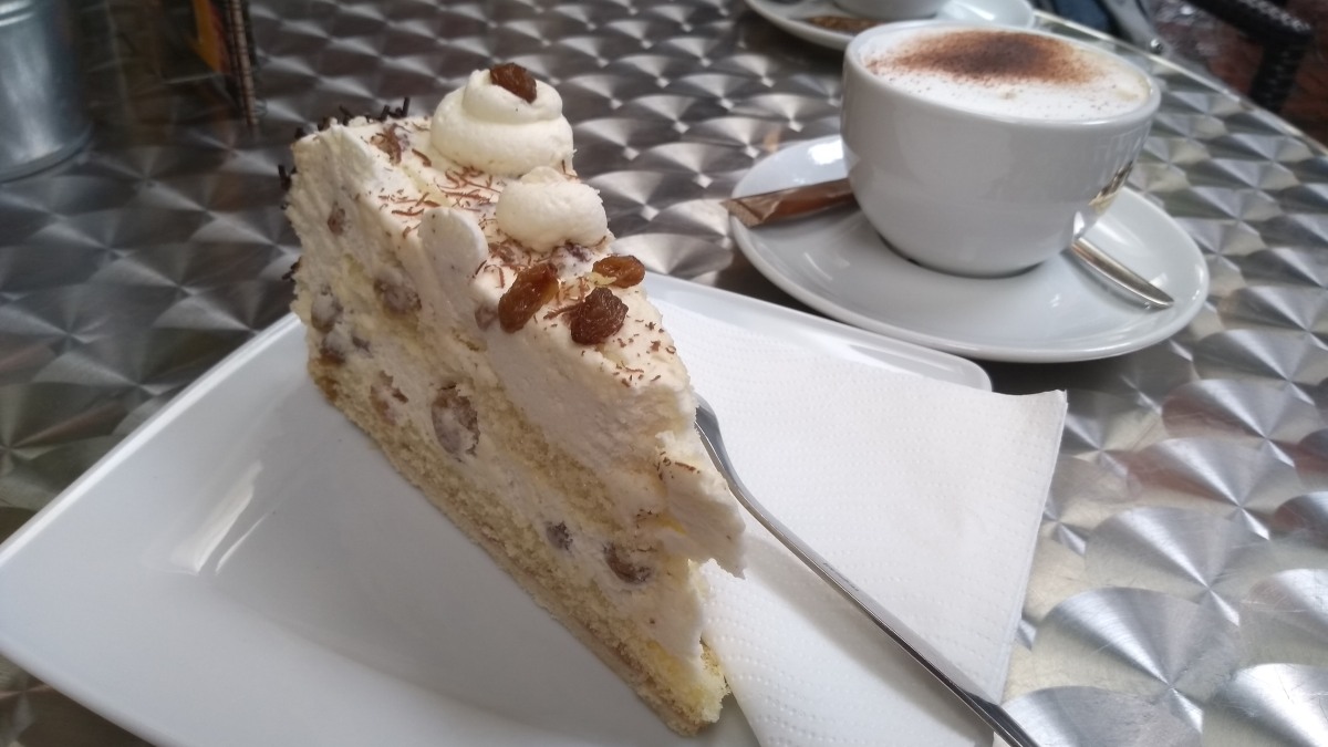 Café-Tisch mit Torte und Kaffee.