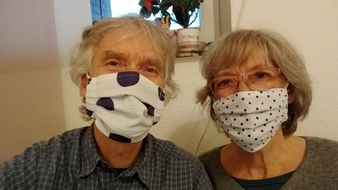 Gina und Marcus mit Stoffmasken.