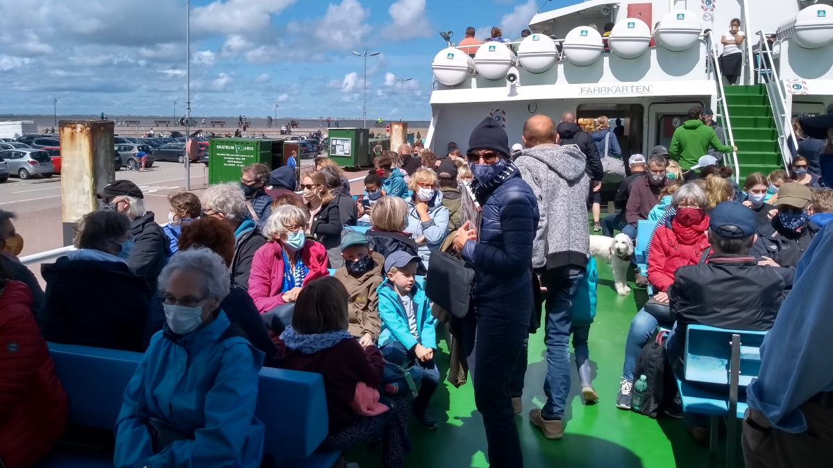 Viele Menschen auf dem Schiffsdeck.