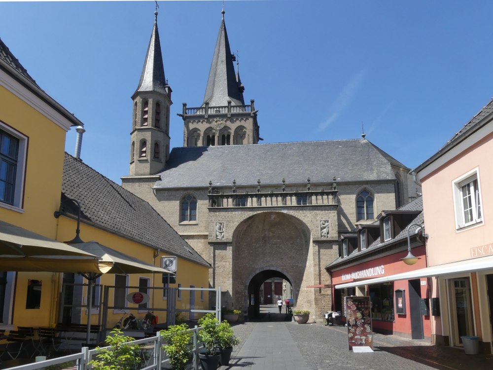 Tor unter der Michaelskapelle, dahinter der Xantener Dom.