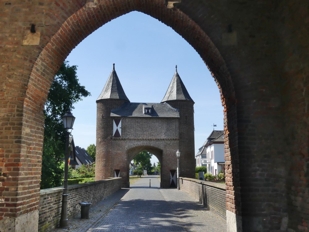 Tor mit zwei Turmspitzen.