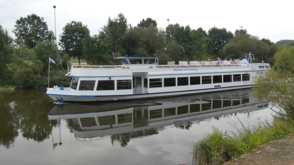 Weißes Passagierschiff auf der Lahn.