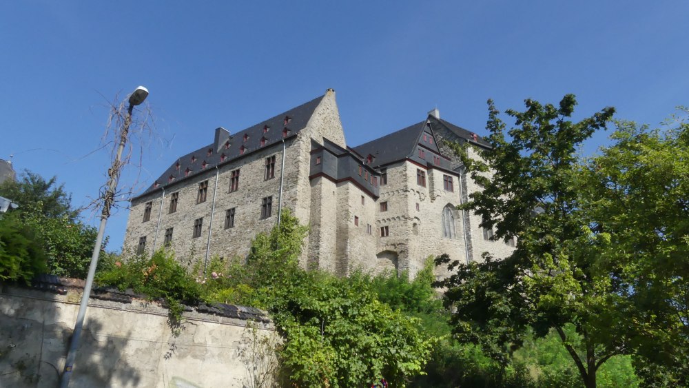 Fassade des Schlosses von Limburg von unten.