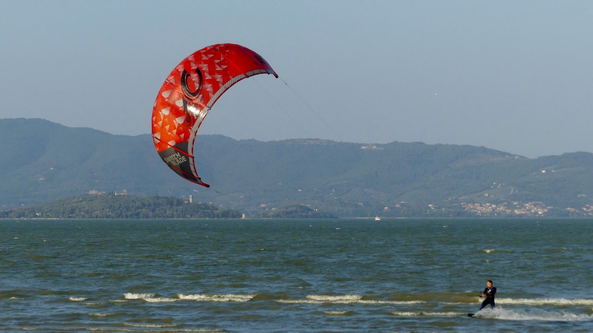 Kitesurfer auf dem See