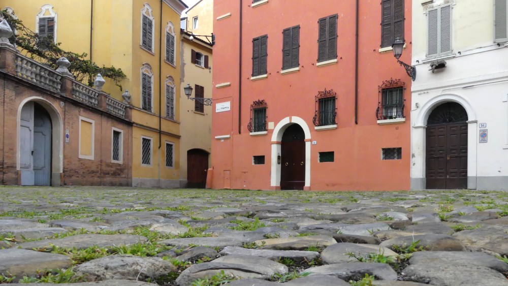 Kopfsteinpflaster in der Altstadt von Modena.