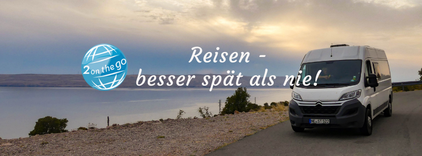 Campervan steht an einer Küstenstraße.