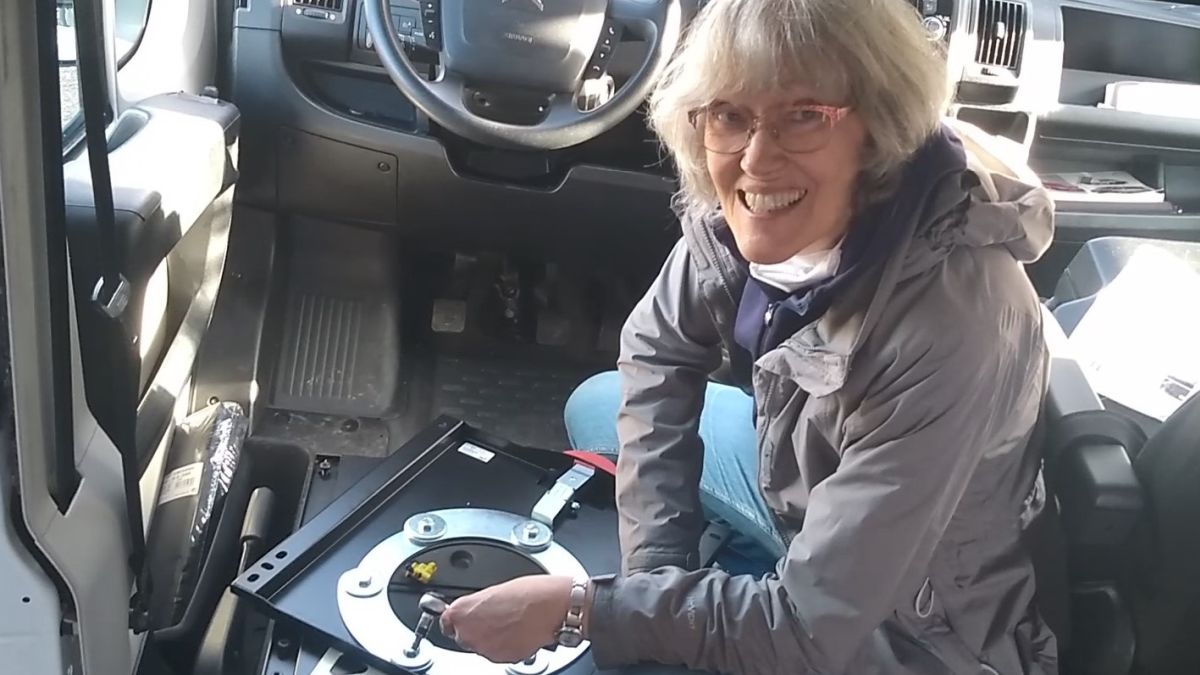 Gina verschraubt die Drehkonsole im Kastenwagen.