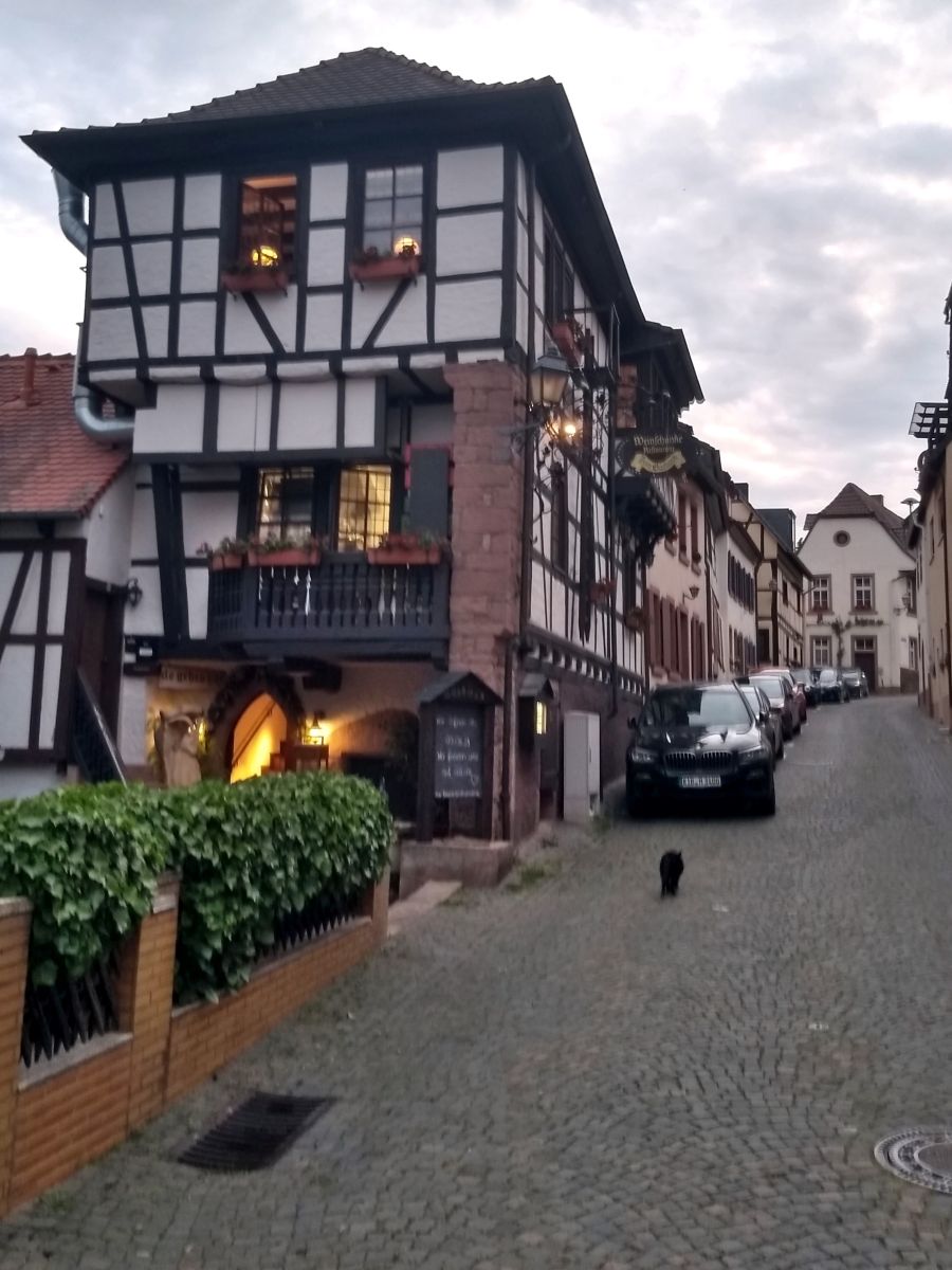 Fachwerkhaus an steiler Gasse.