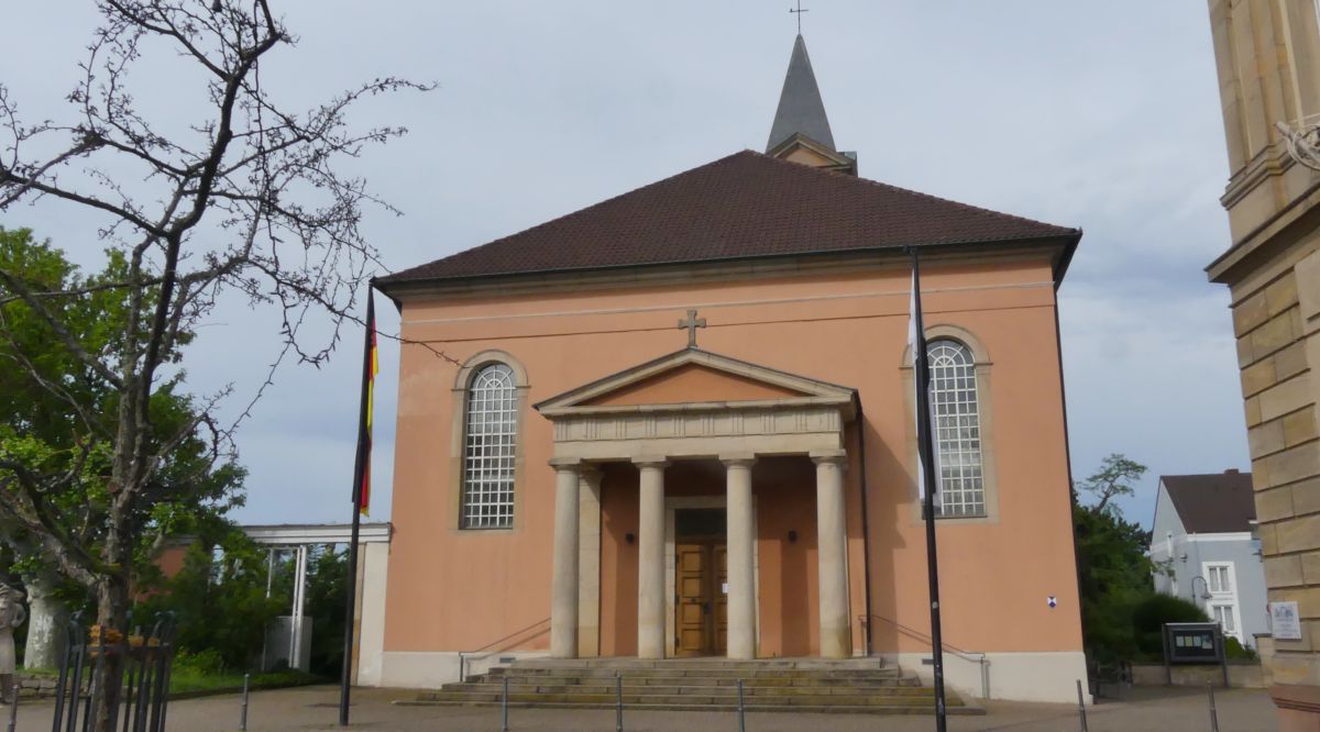 Kirche mit rosa Fassade in Bad Dürkheim.