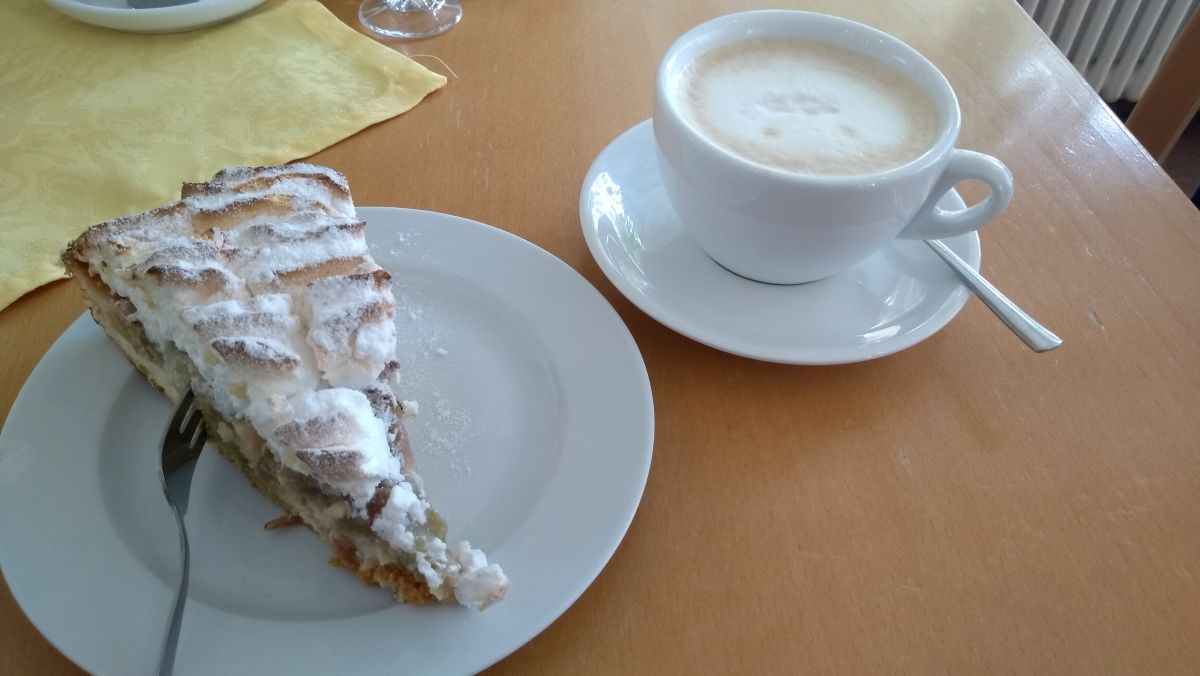 Baisertorte und Milchkaffee.