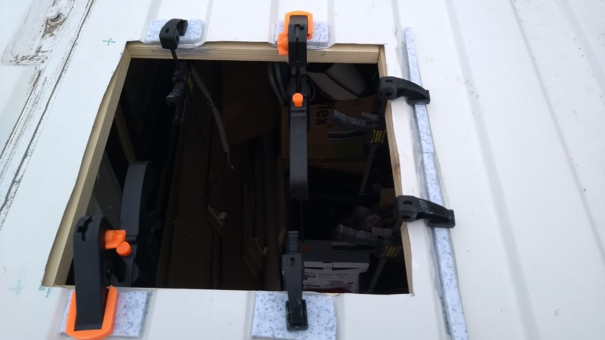 Kunststoff-Plättchen werden in den Sicken verklebt.