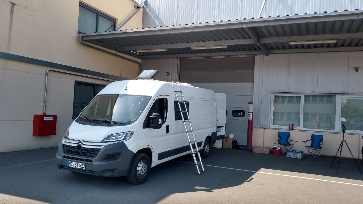 Campervan steht im Gewerbegebiet.