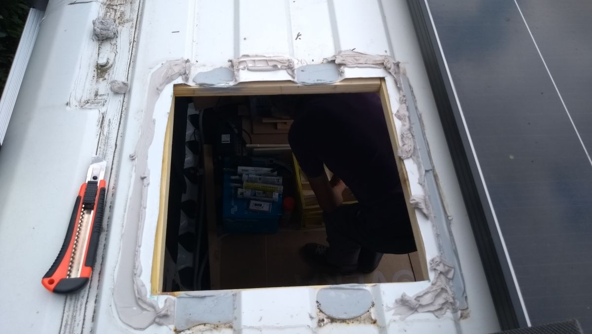 Öffnung für Dachluke mit Kleberesten am Rand.