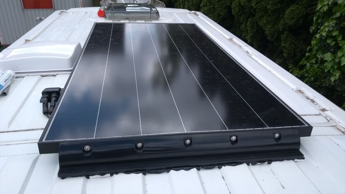 Solarmodul auf dem Dach des Kastenwagens.