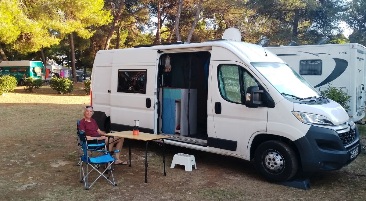 Campervan auf dem Campingplatz in Pula