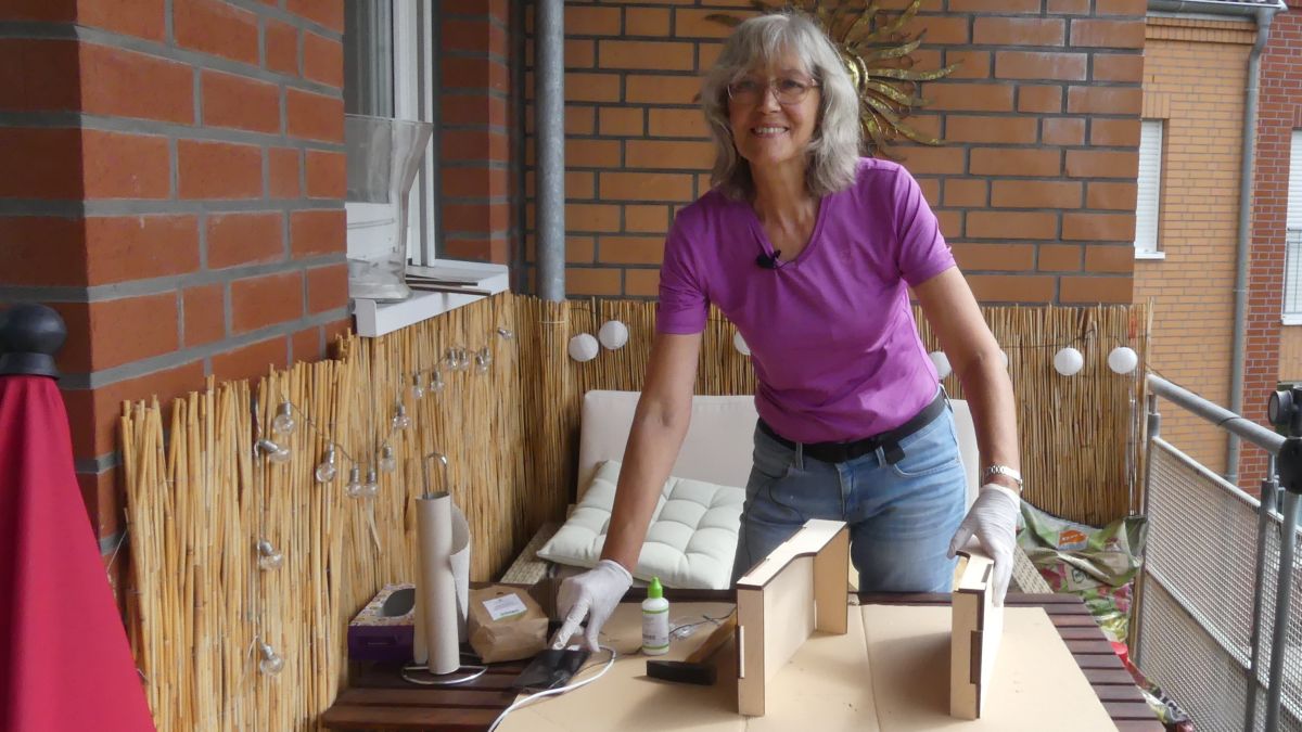 Gina baut die Abstandshalter der Toilette.