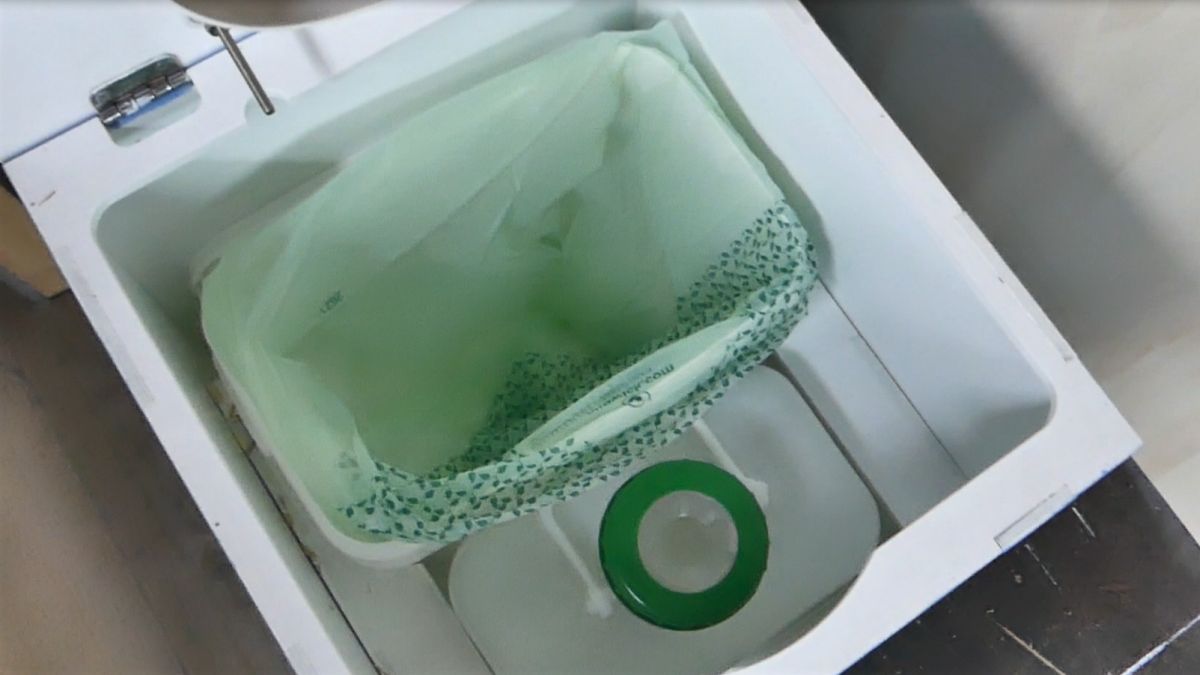 Behälter für Festes und Flüssiges in der Trockentrenntoilette.
