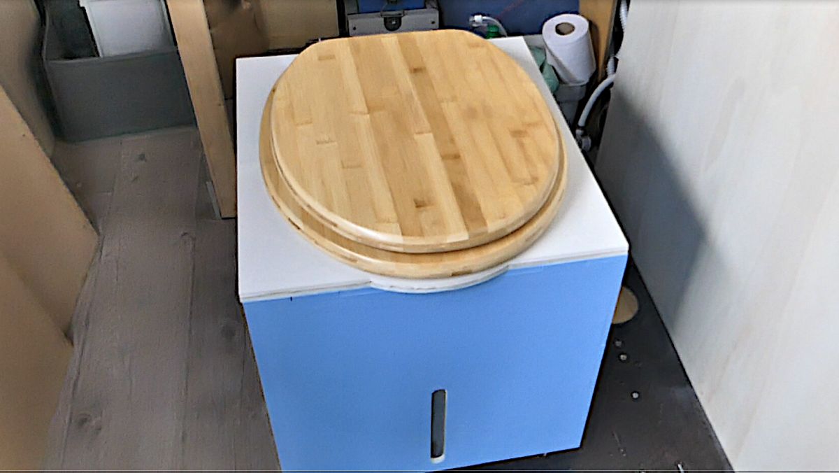 Die Trockentrenntoilette steht im Wohnmobil.