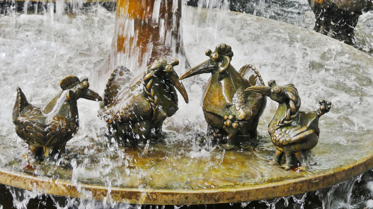 Brunnen mit vier Bronzefiguren von Fabelwesen.