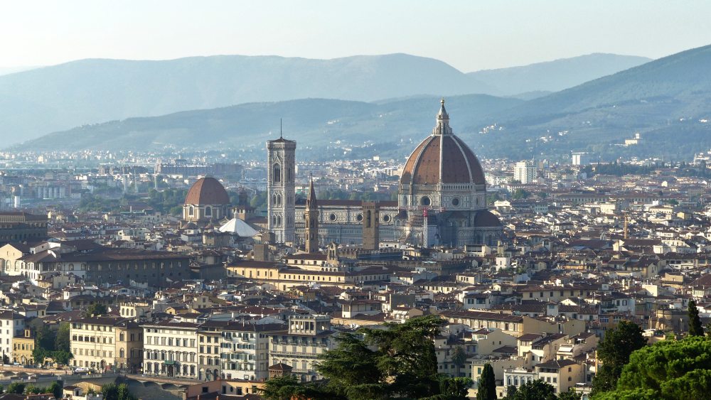 Blick von oben über Florenz mit Dom und Campanile.