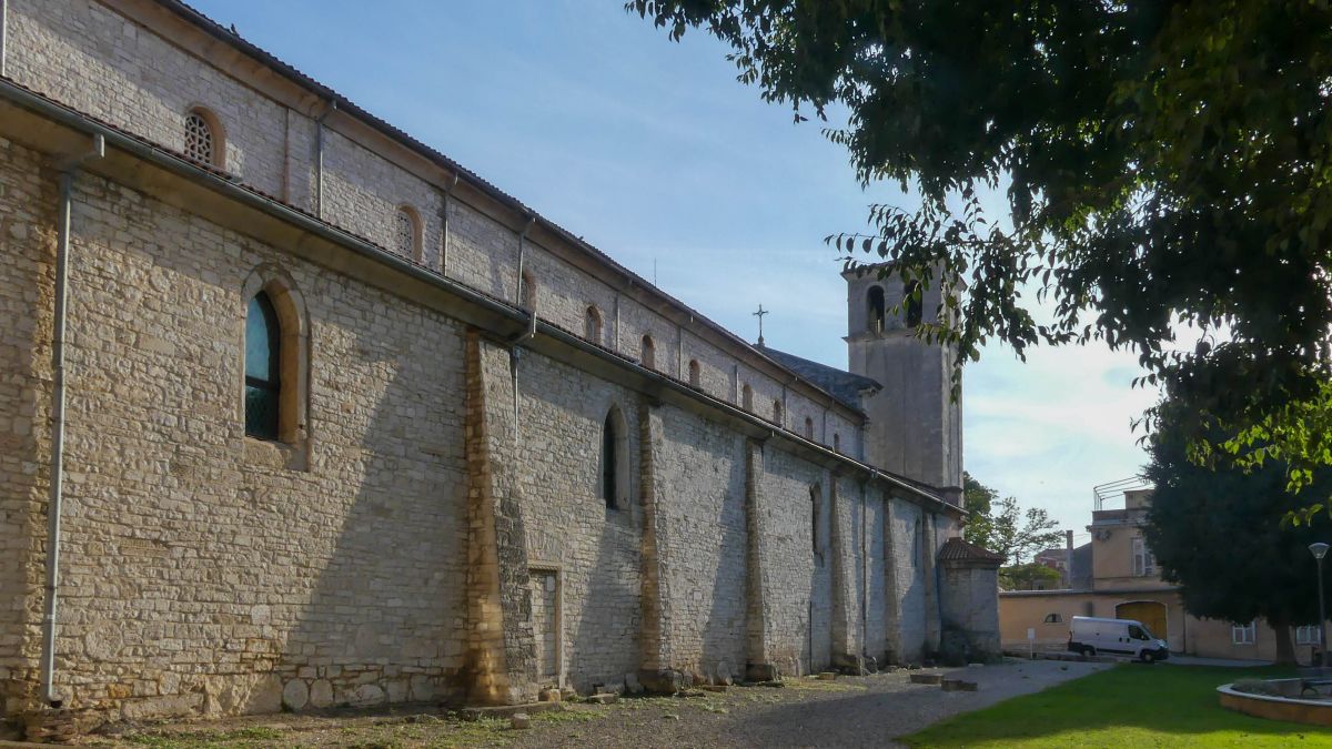 Schlichte Steinfassade am Seitenschiff der Kathedrale.