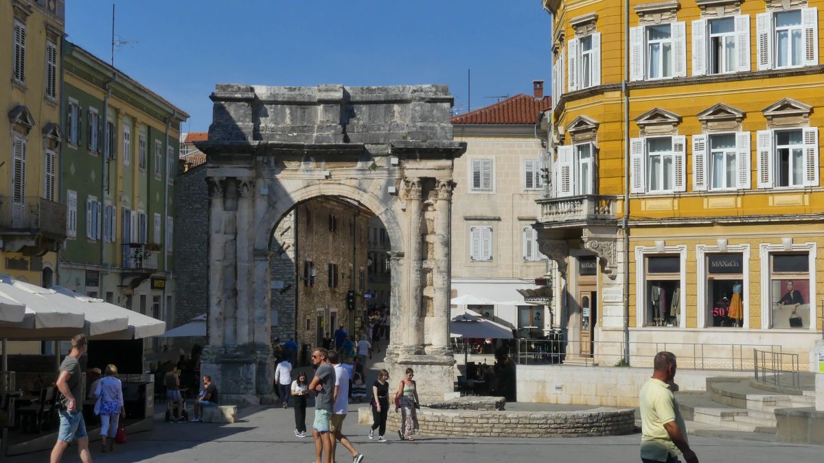 Römischer Triumphbogen am Beginn einer Altstadtgasse.